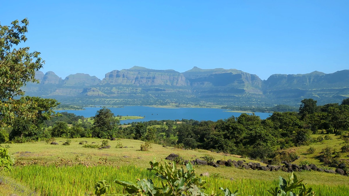 Arthur Lake and the Sahyadri cliffs, Bhandardara: free 4K wallpaper