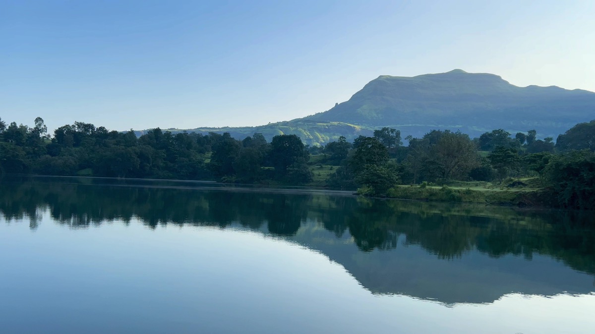 Arthur Lake at dawn, Bhandardara: free 4K wallpaper