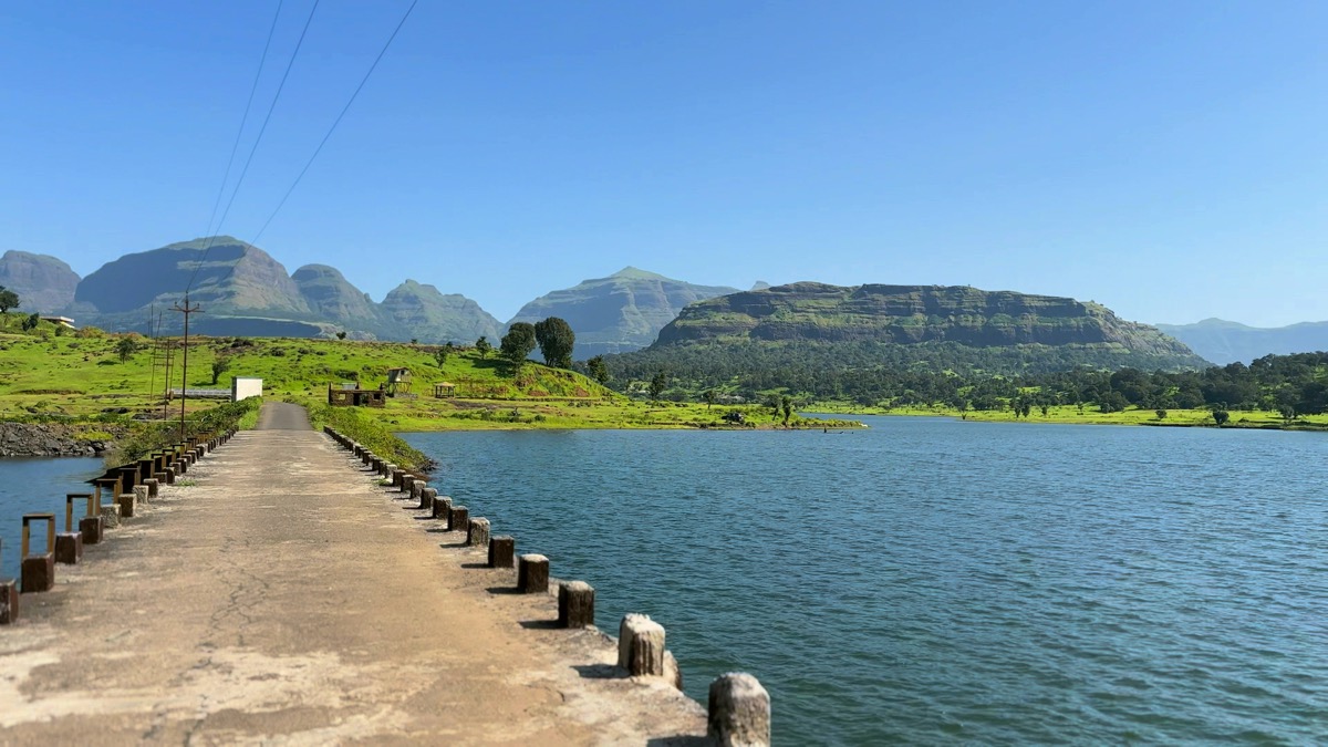 The causeway to Ratanwadi, Bhandardara: free 4K wallpaper