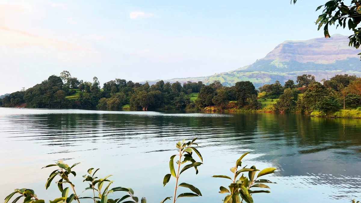 Evening light on the lake, Bhandardara: free 4K wallpaper