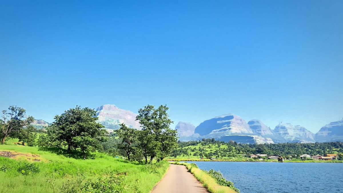 Lakeside Lane, Bhandardara: free 4K wallpaper
