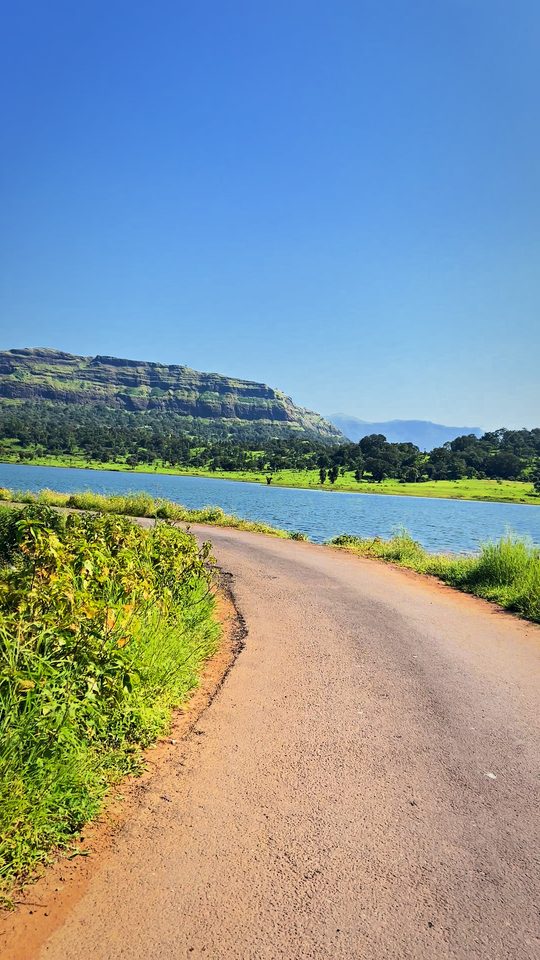 Lakeside Road Curve, Bhandardara: free 4K wallpaper