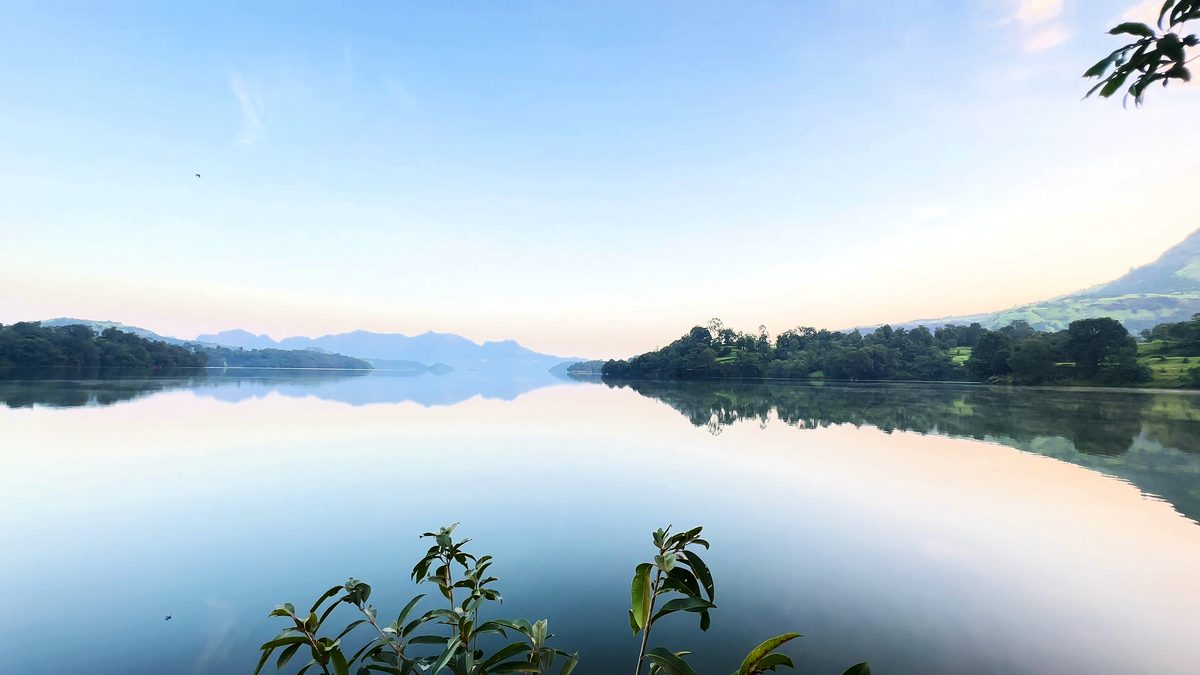 Misty dawn on the lake, Bhandardara: free 4K wallpaper