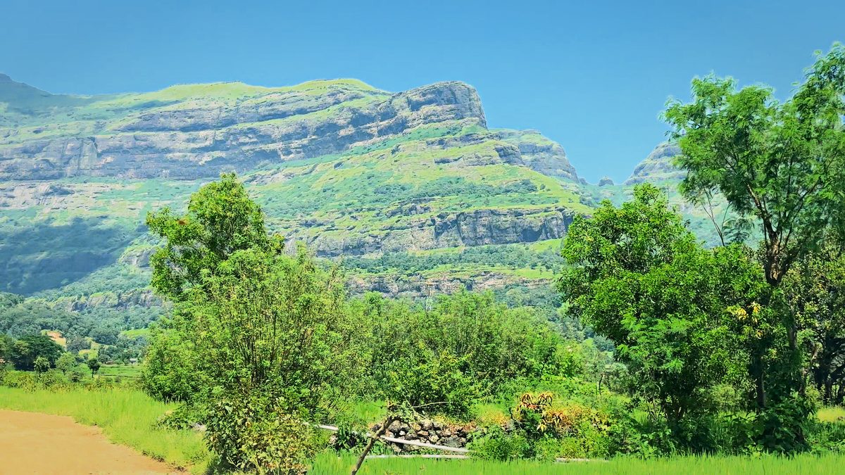 Monsoon Cliffs, Bhandardara: free 4K wallpaper