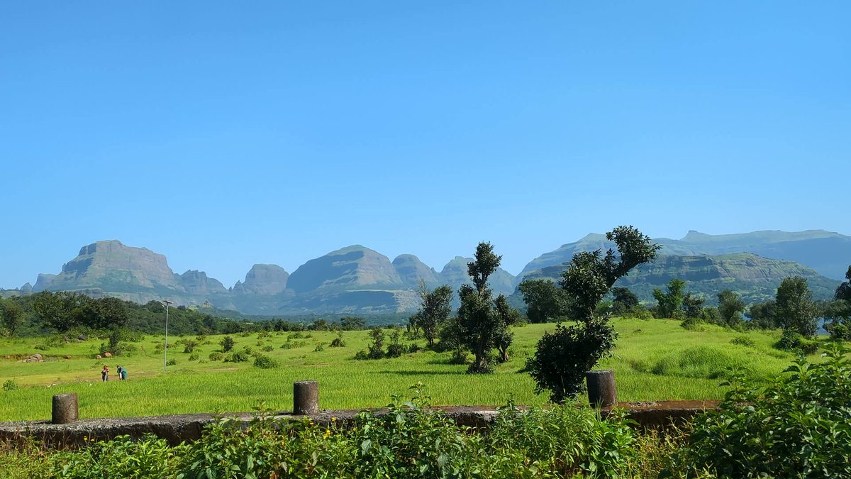 Pinnacles above the meadow, Bhandardara: free 4K wallpaper