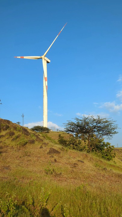Windmill on the ridge, Sinnar: free 4K wallpaper