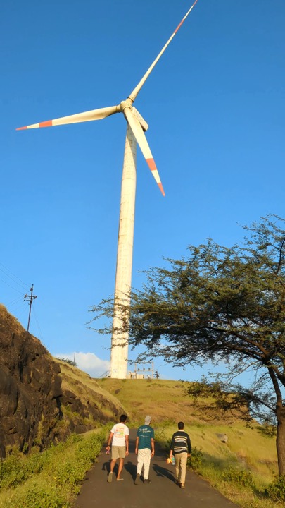 Walking under the windmill, Sinnar: free 4K wallpaper